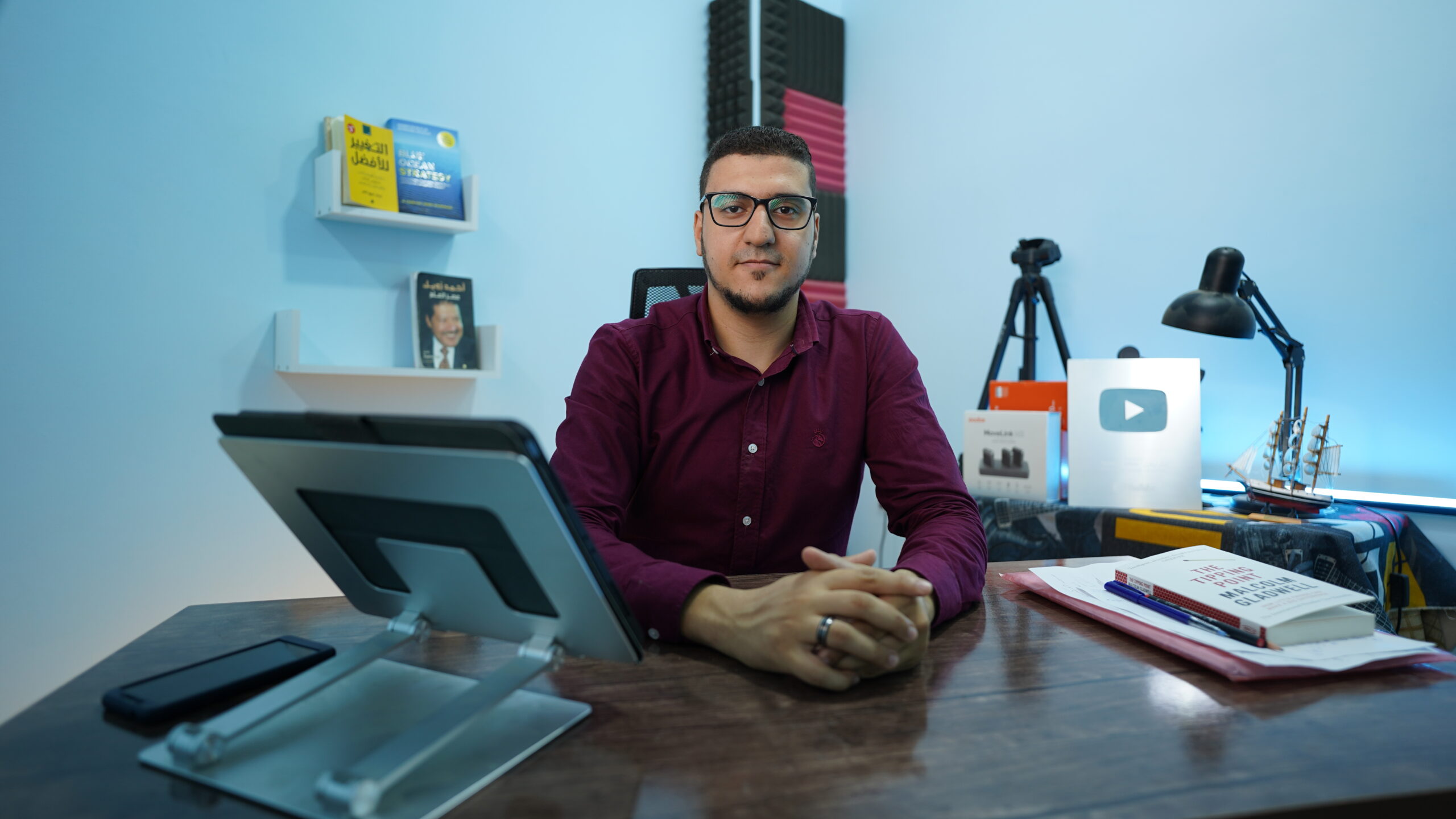 حسام الدين حسن في استوديو قناة يوتيوب, مؤسس خبير اونلاين
